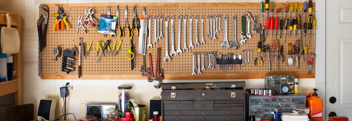 Werkzeug an einer Werkbank